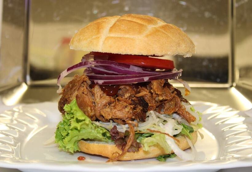 بنسيون Zur Rotenfelsstube