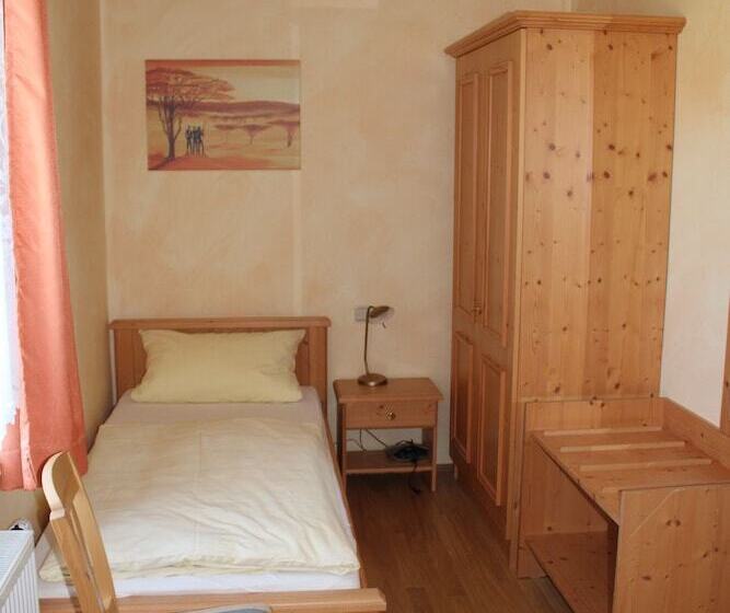 بنسيون Zur Rotenfelsstube