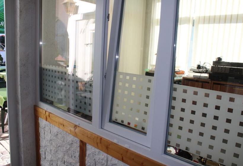 بنسيون Zur Rotenfelsstube