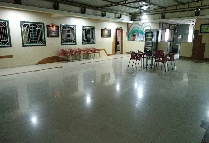 Royal Guest House   Hostel