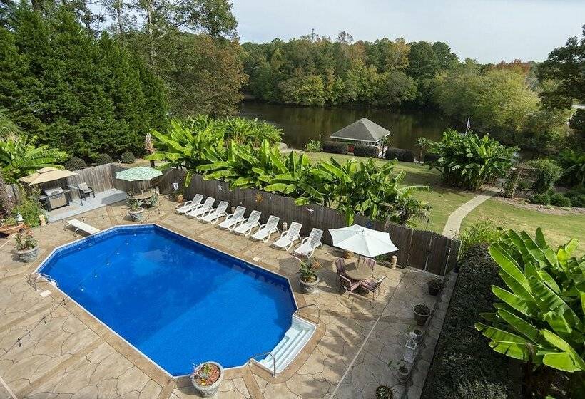 The Lakeside Resort