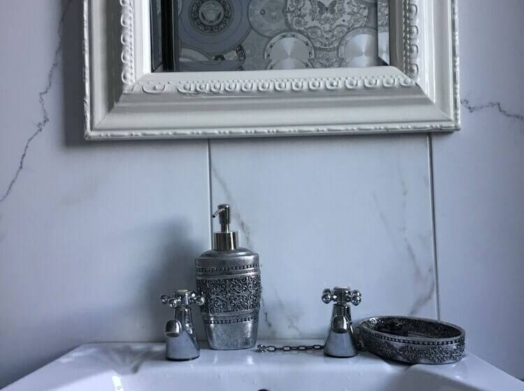 Two Bedroom Victorian Flat In The Centre Of Port Glasgow Close To All Amenities