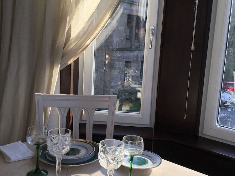 Two Bedroom Victorian Flat In The Centre Of Port Glasgow Close To All Amenities