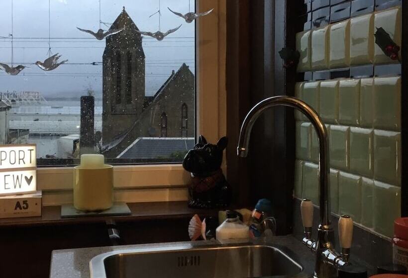 Two Bedroom Victorian Flat In The Centre Of Port Glasgow Close To All Amenities