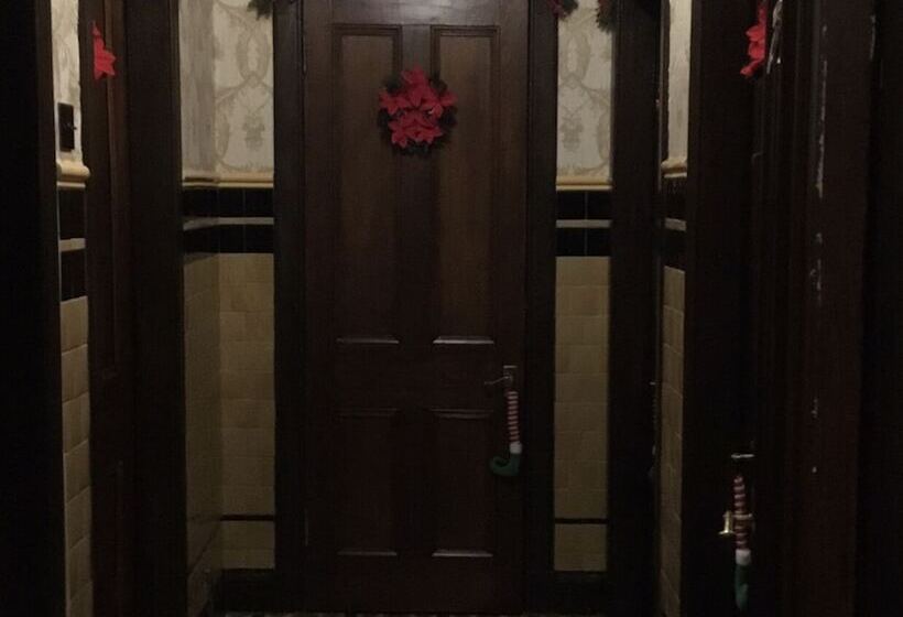 Two Bedroom Victorian Flat In The Centre Of Port Glasgow Close To All Amenities