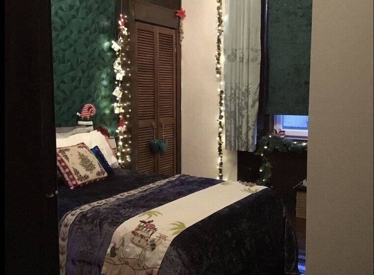 Two Bedroom Victorian Flat In The Centre Of Port Glasgow Close To All Amenities