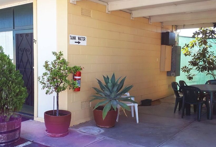 Bordertown Motel