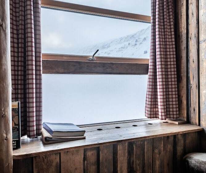 هتل Basecamp Spitsbergen