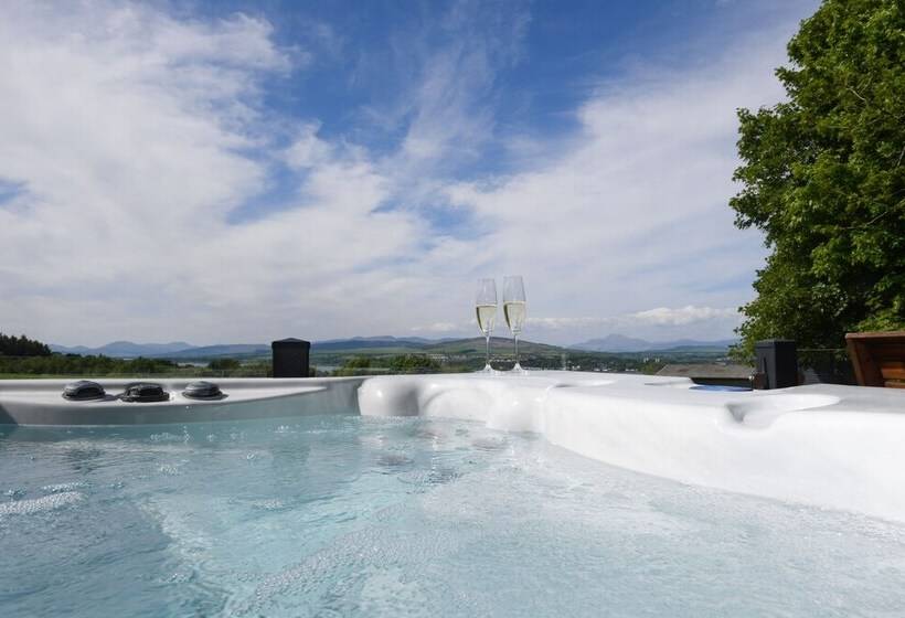 Luxurious Super King Lodge With Hot Tub