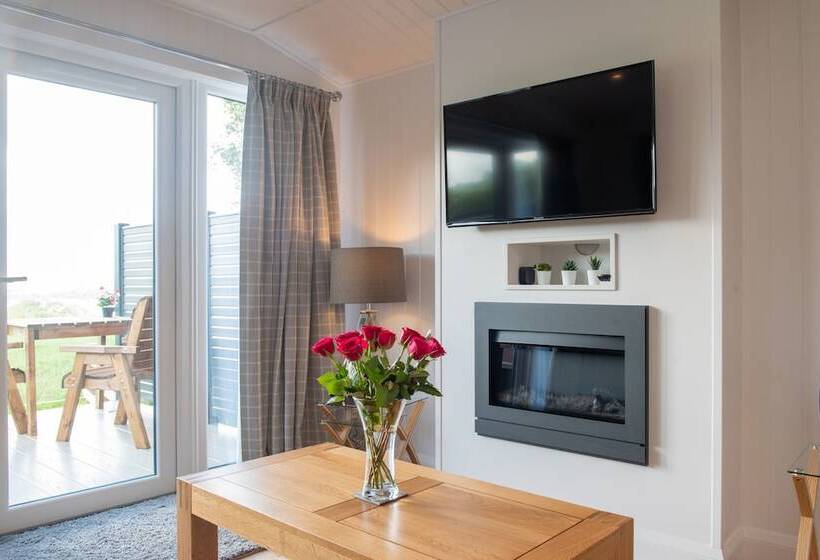 Luxurious Super King Lodge With Hot Tub