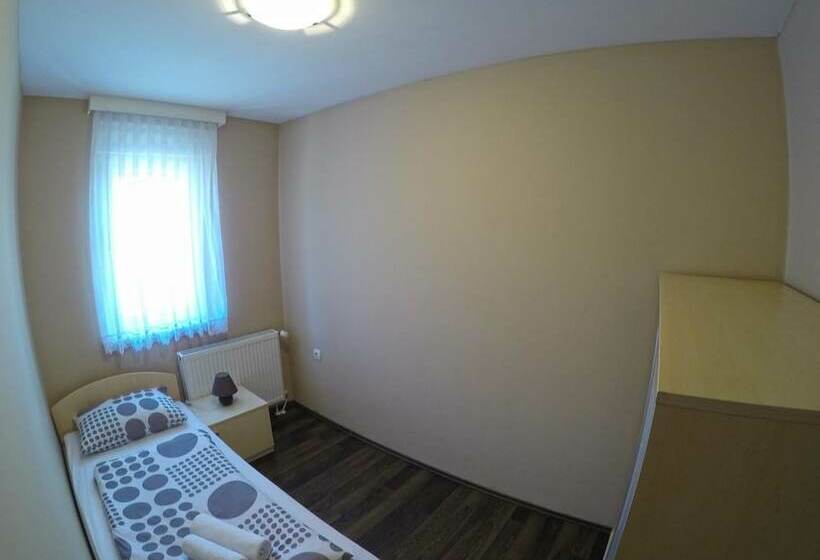 פנסיון Apartments And Rooms Rea