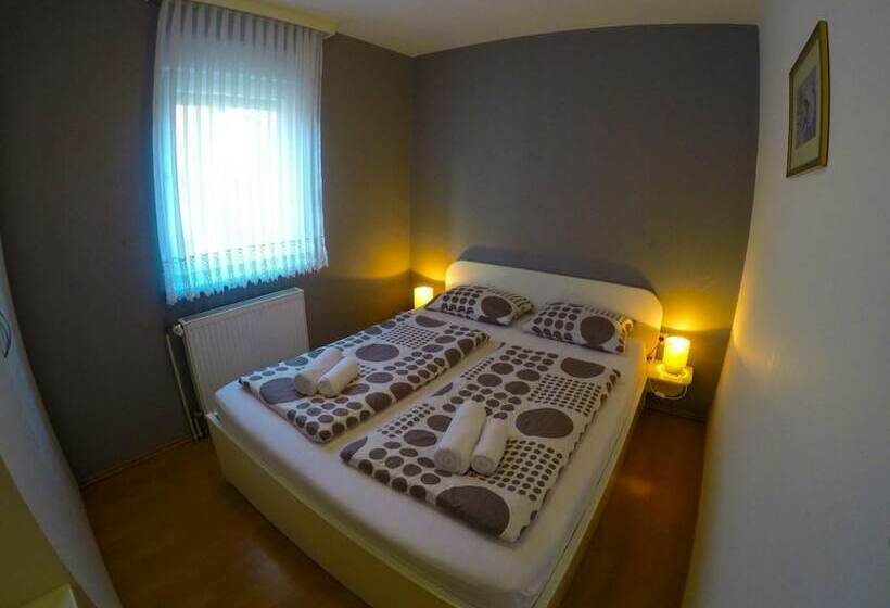 פנסיון Apartments And Rooms Rea