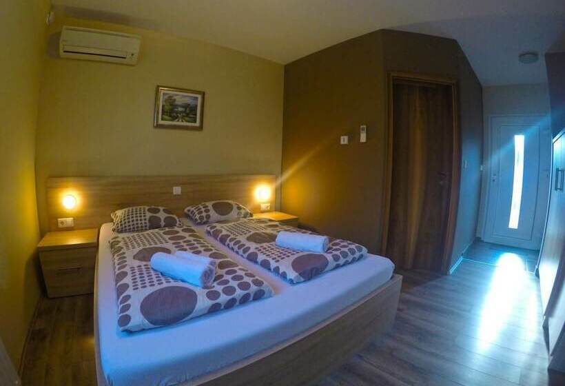 פנסיון Apartments And Rooms Rea