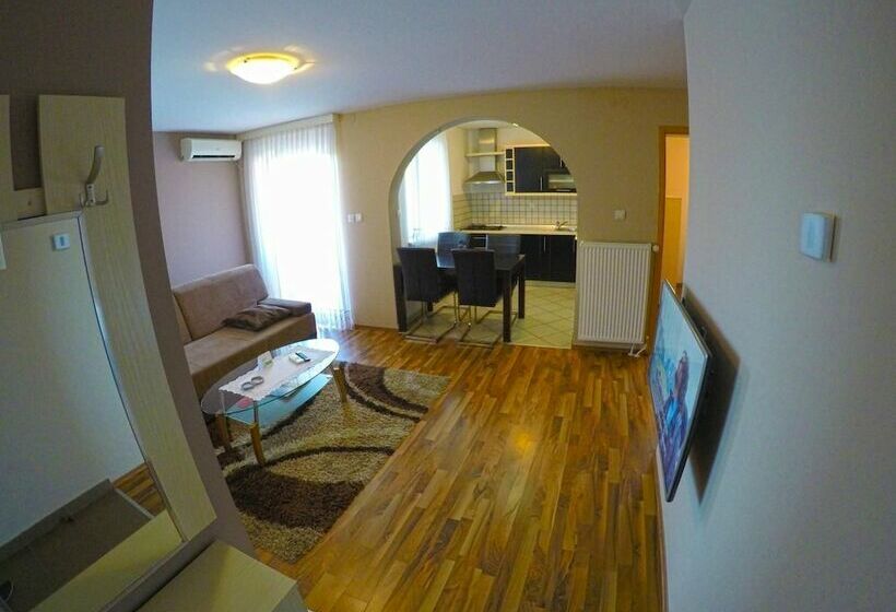 פנסיון Apartments And Rooms Rea