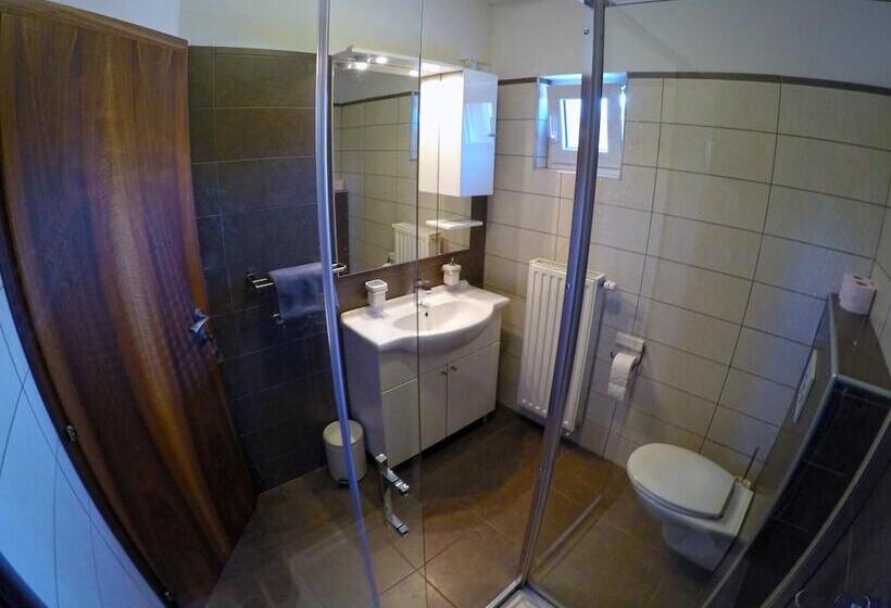 פנסיון Apartments And Rooms Rea