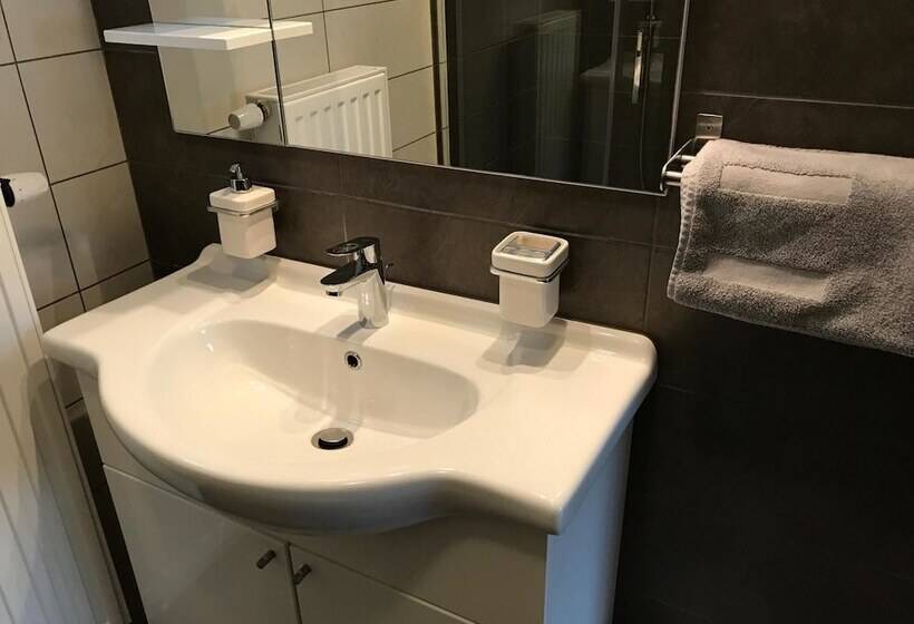 פנסיון Apartments And Rooms Rea