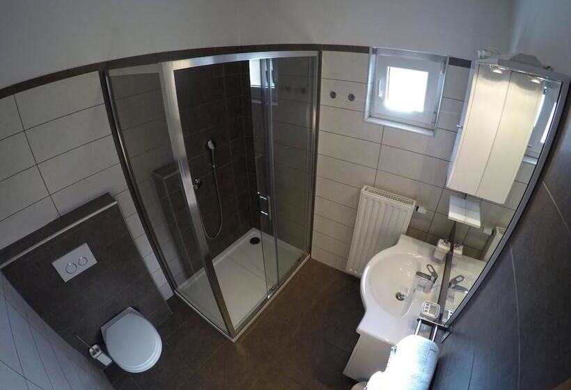 פנסיון Apartments And Rooms Rea