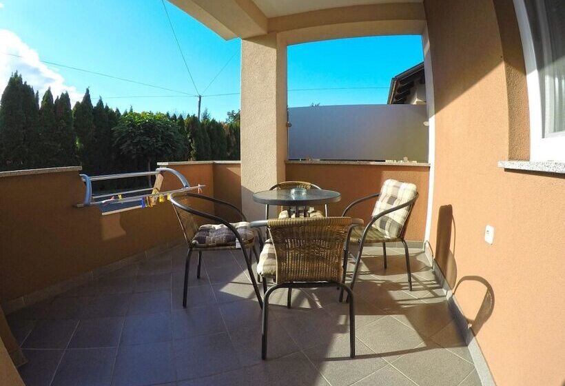 פנסיון Apartments And Rooms Rea