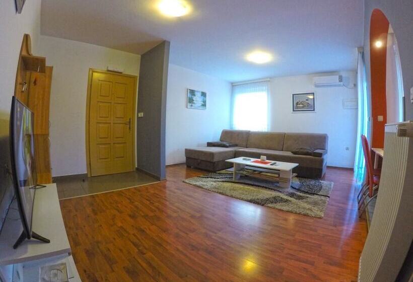 פנסיון Apartments And Rooms Rea