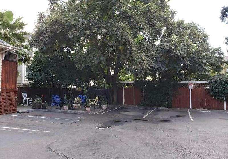 مبيت وإفطار Cabernet House, An Old World Inn