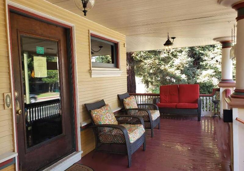 مبيت وإفطار Cabernet House, An Old World Inn