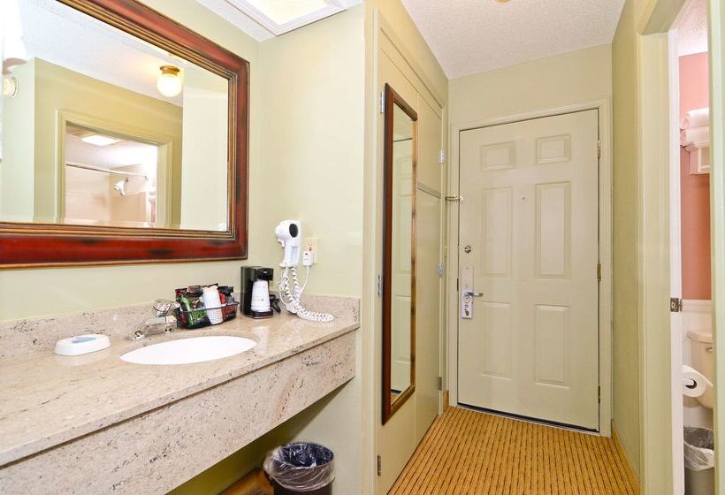 هتل Best Western Plus Concord Inn