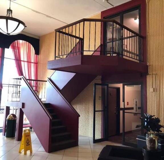 فندق Crookston Inn & Convention Center