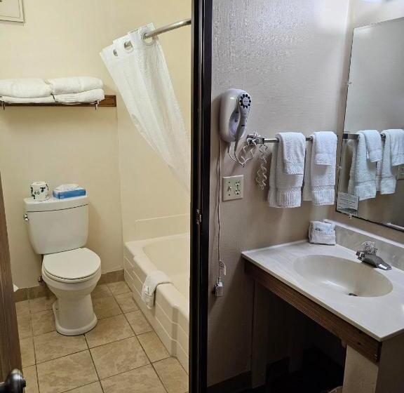 فندق Crookston Inn & Convention Center