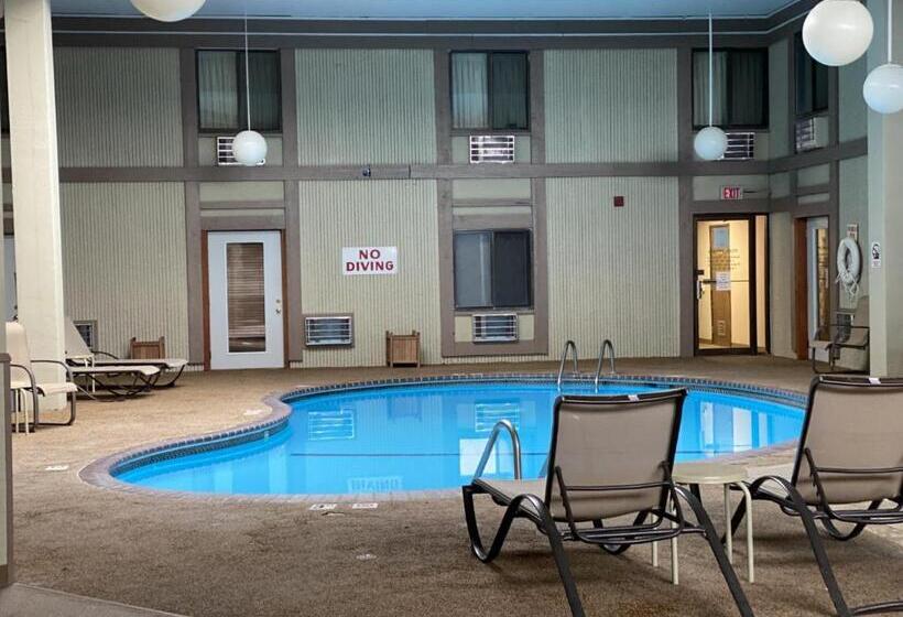 فندق Crookston Inn & Convention Center