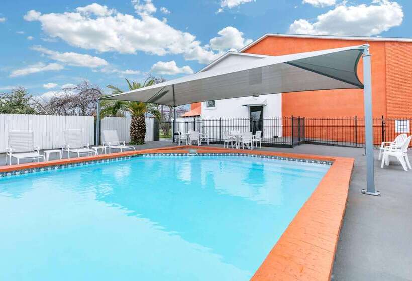 فندق Howard Johnson By Wyndham Near Schlitterbahn