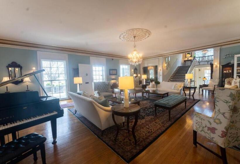 Отель The Morehead Inn