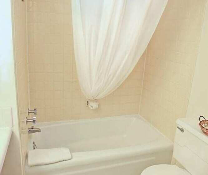 فندق National 9 Inn Showboat