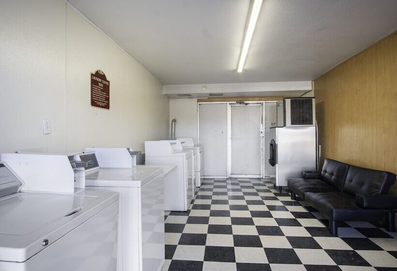 Отель Nendels Inn & Suites Dodge City Airport