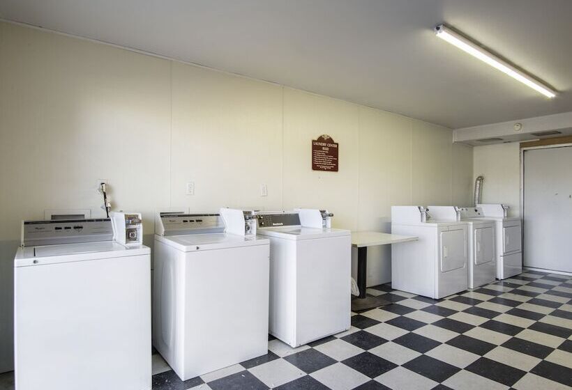 Отель Nendels Inn & Suites Dodge City Airport