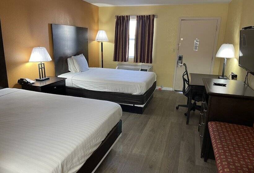هتل Nendels Inn & Suites Dodge City Airport
