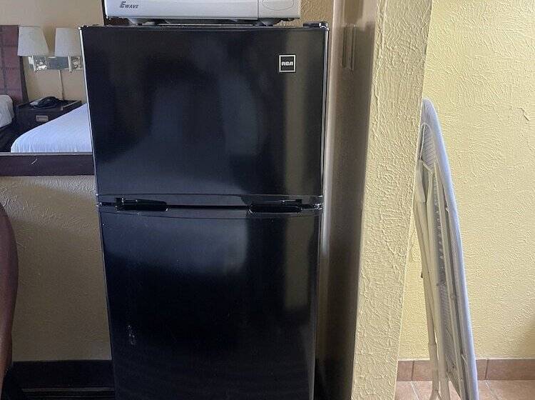 Отель Nendels Inn & Suites Dodge City Airport