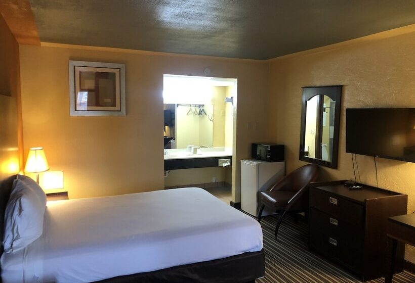 Отель Nendels Inn & Suites Dodge City Airport