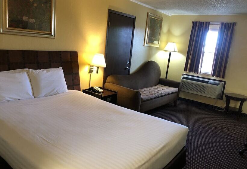 Отель Nendels Inn & Suites Dodge City Airport