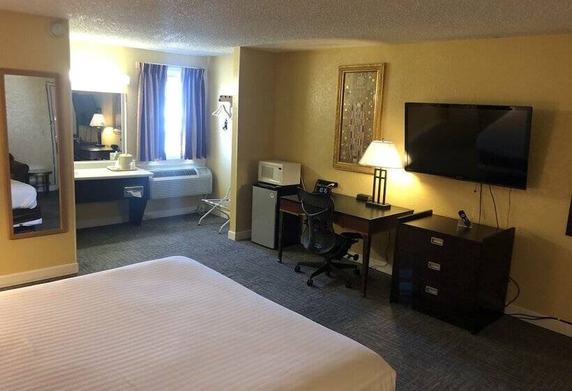 Отель Nendels Inn & Suites Dodge City Airport