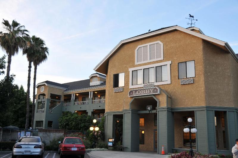 בית מלון כפרי Oak Tree Inn