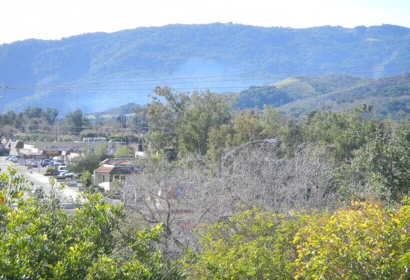 فندق Oakridge Inn