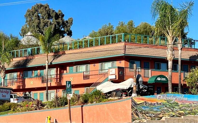 فندق Oakridge Inn