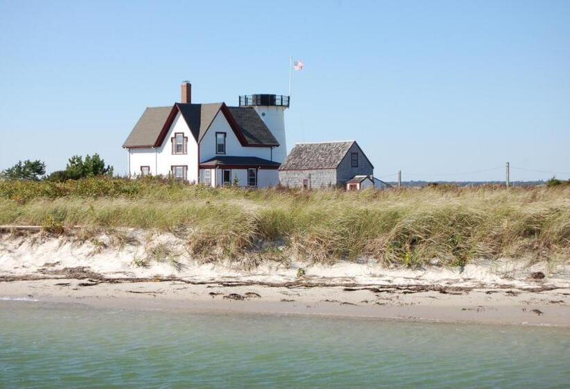 فندق Old Harbor Inn