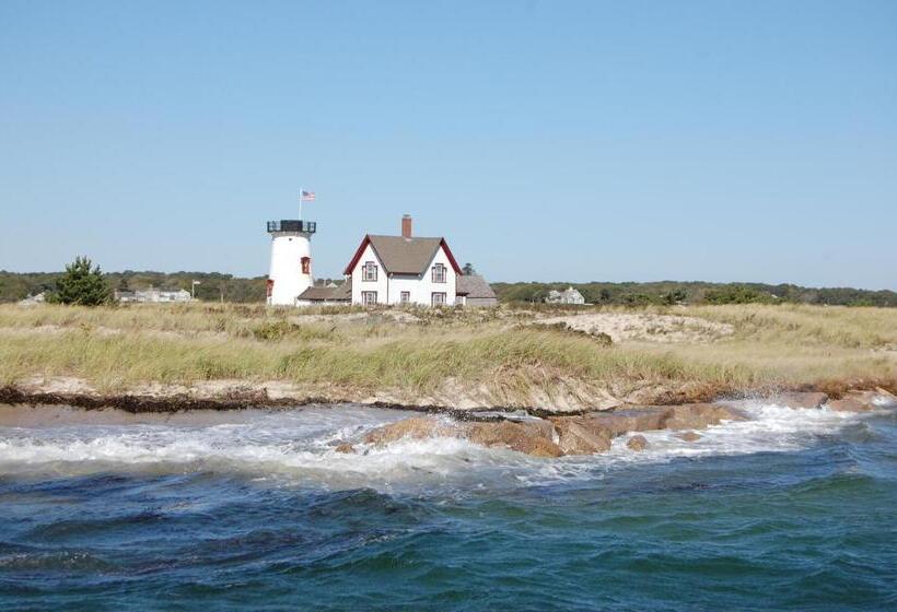 فندق Old Harbor Inn