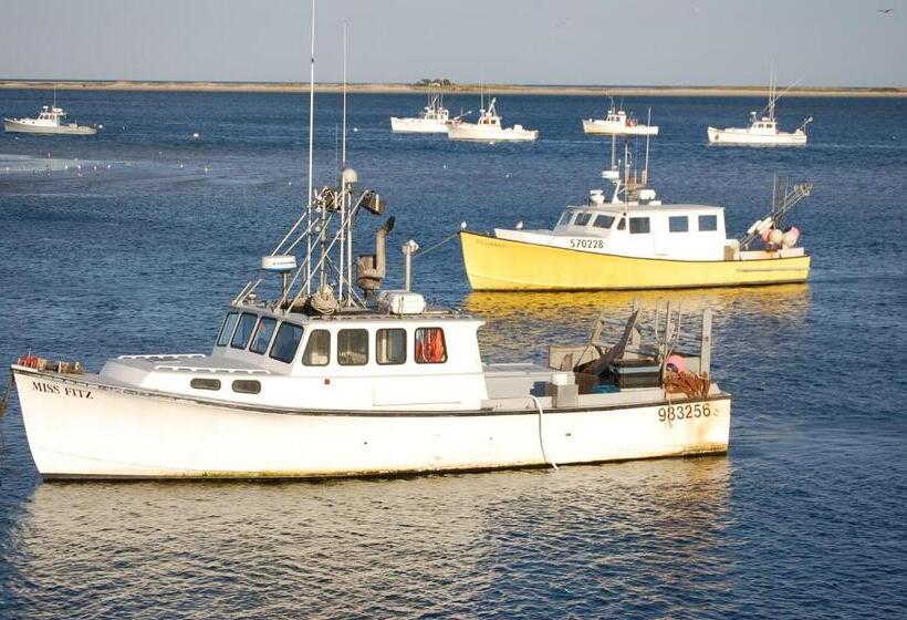 فندق Old Harbor Inn