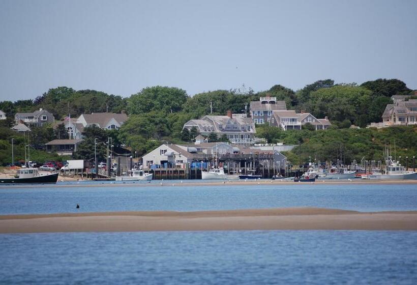 فندق Old Harbor Inn