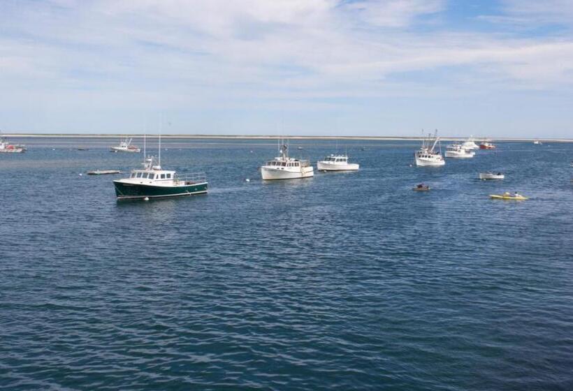 فندق Old Harbor Inn