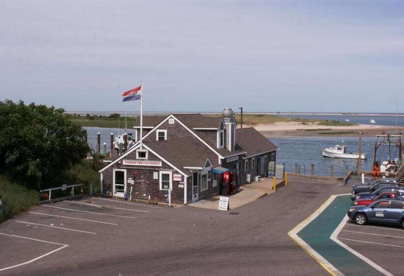 فندق Old Harbor Inn