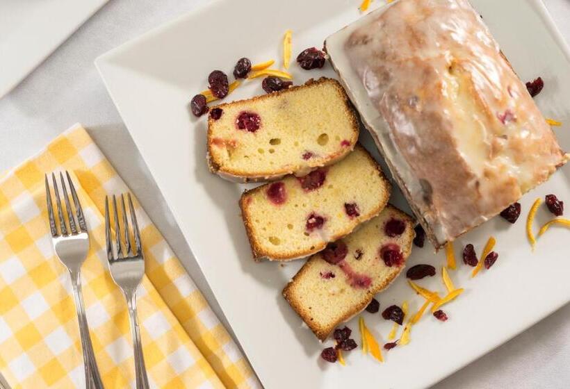 فندق Old Harbor Inn