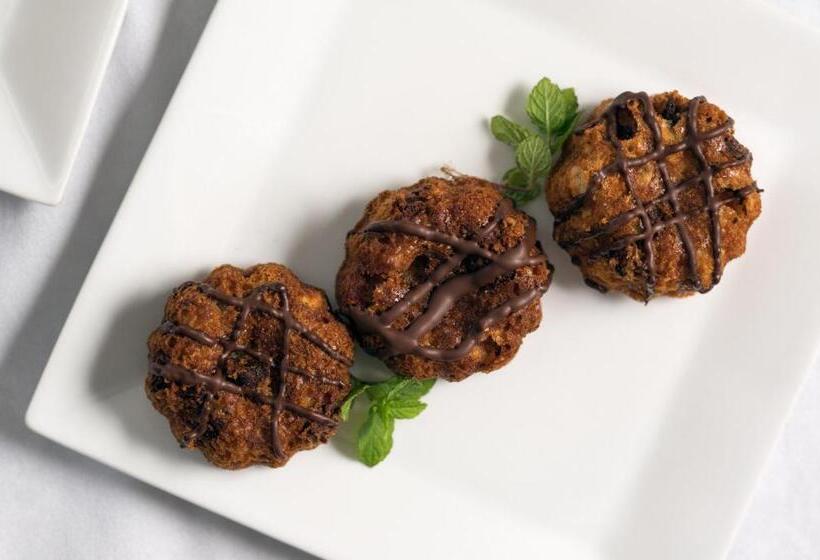 فندق Old Harbor Inn